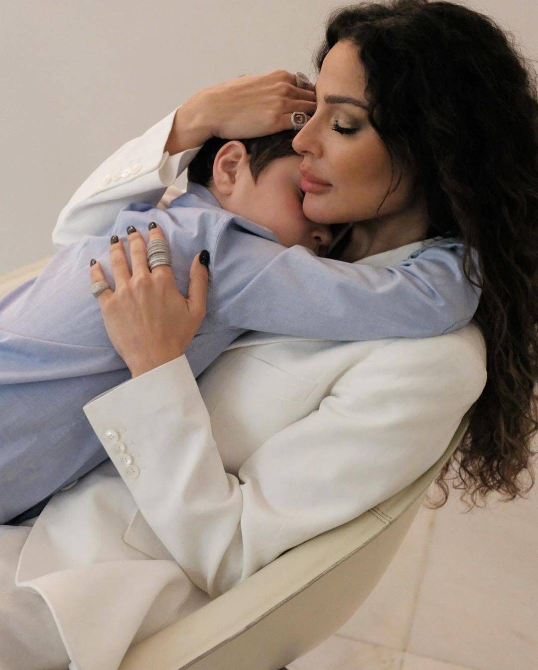 نادين نسيب نجيم تنفي خبر الاعتداء عليها في فاريا... وابنها مُصاب في قدمه