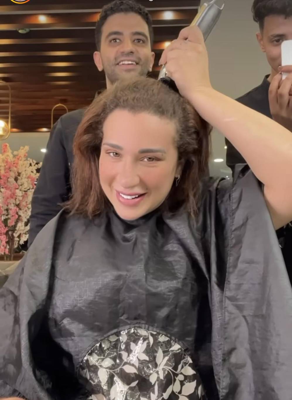 بالفيديو- أسماء شريف منير تحلق شعرها أمام الجمهور... ما علاقة شيرين عبد الوهاب؟