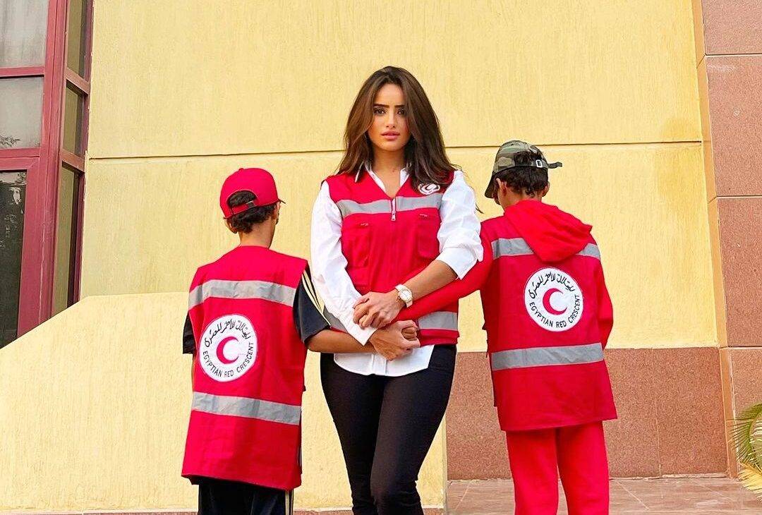 الممثلة المصرية زينة وطفليها التوأمين يتطوّعان في الهلال الأحمر لمساعدة أهل غزة