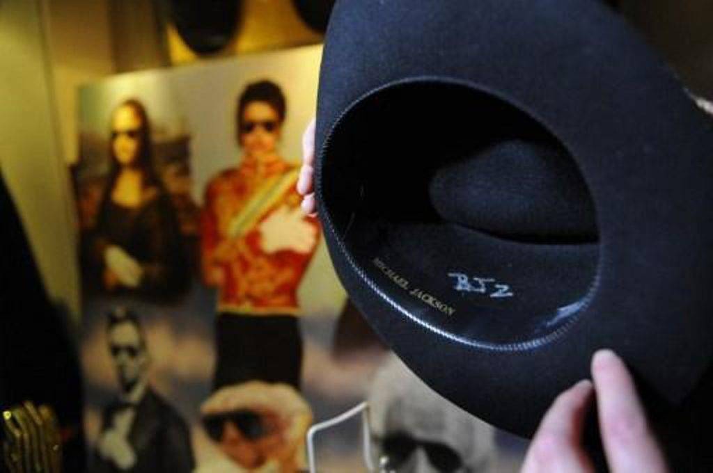 قبعة مايكل جاكسون تُباع في مزاد باريسي بمبلغ خيالي