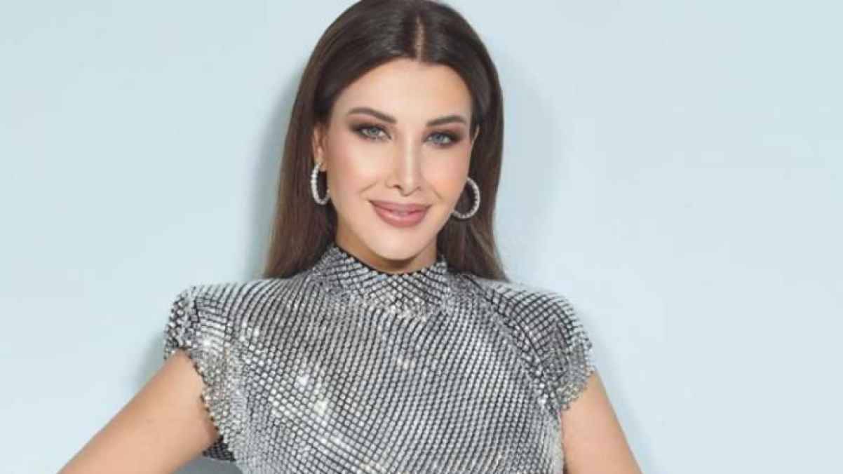 بالفيديو - من سيارتها ومن دون موسيقى.. نانسي عجرم تغني طول عمري نجمة