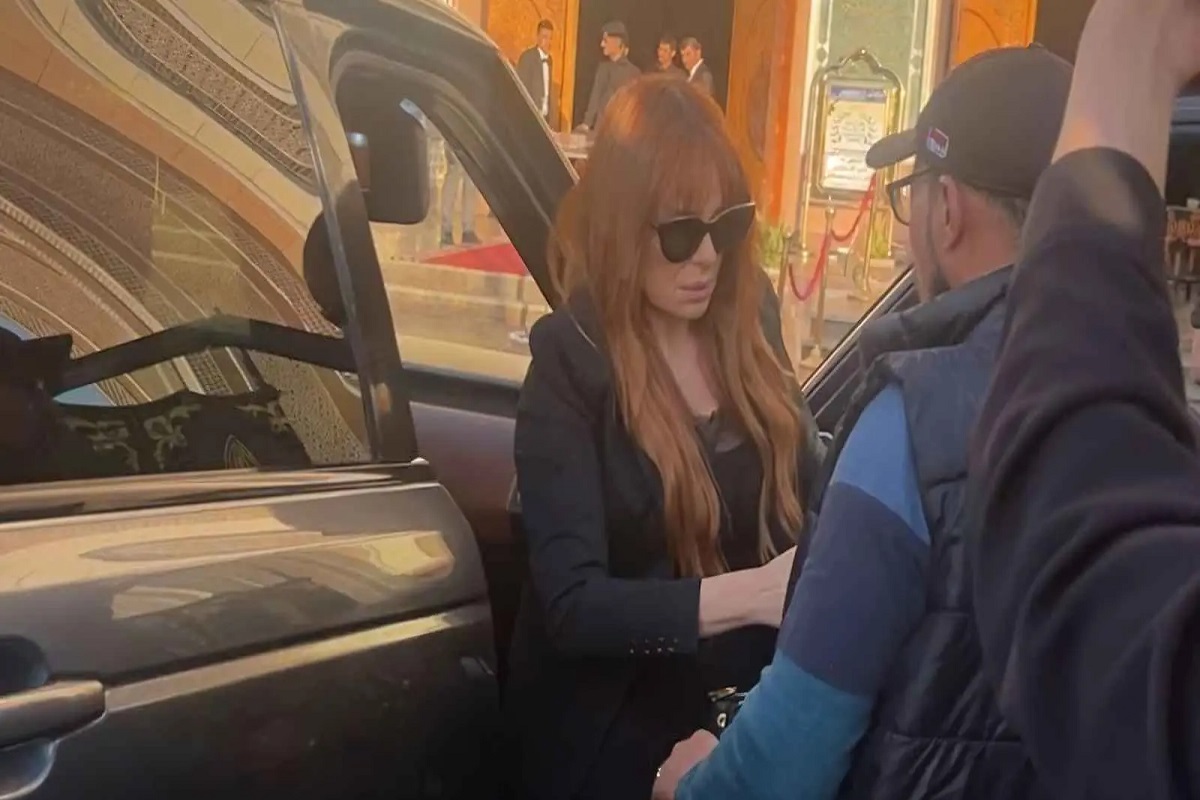 بالصور- كارول سماحة تتلقّى العزاء بزوجها في مصر بحضور فني حاشد!