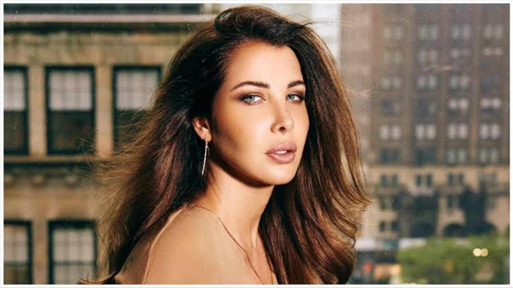 شاهد - قُبلة نانسي عجرم على فم طفلة تُشعل المواقع!