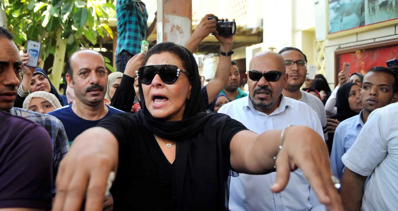 هل تنتهي فوضى تصوير جنازات الفنانين في مصر؟