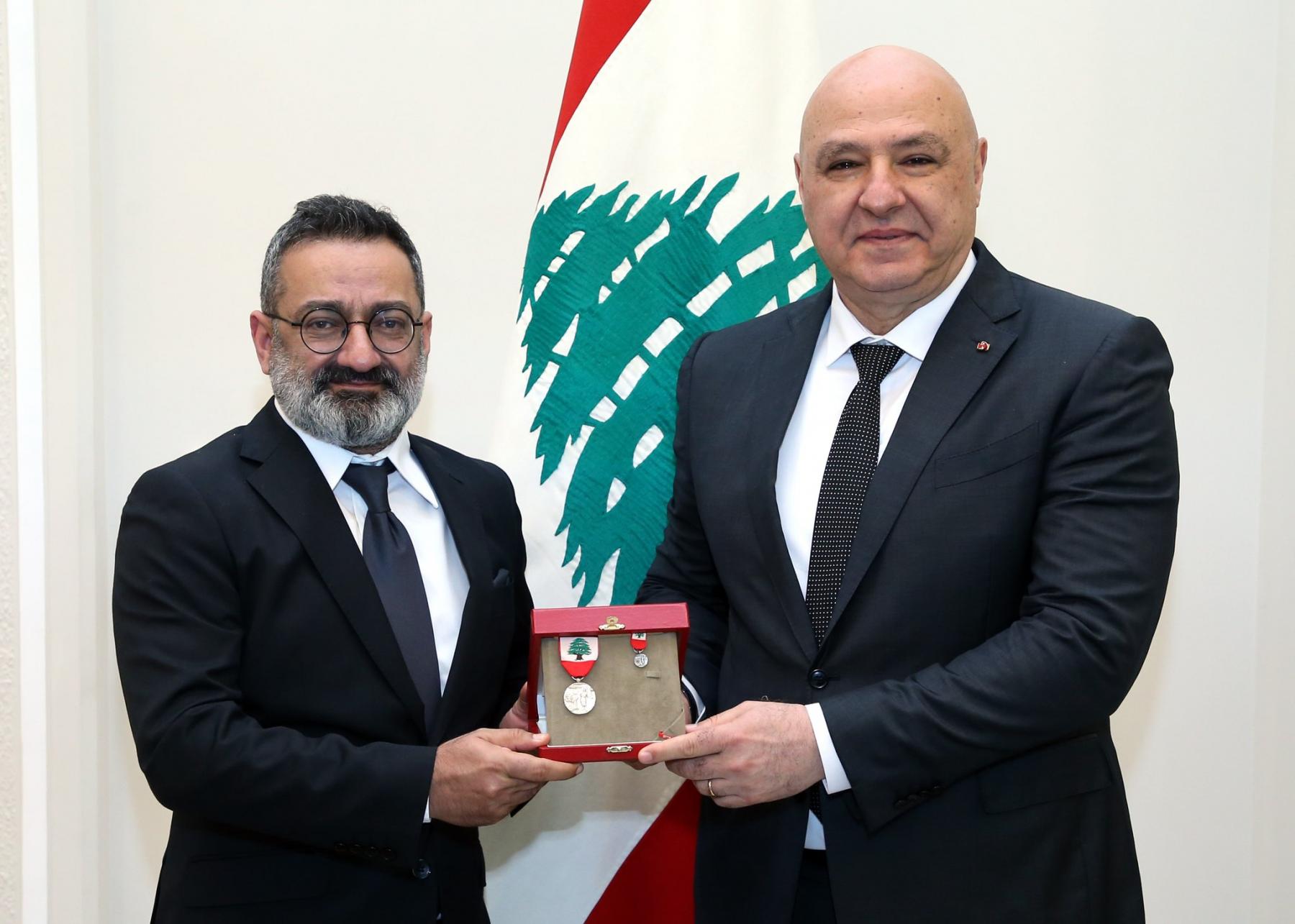 الرئيس عون يمنح جورج خباز وسام الاستحقاق اللبناني الفضي