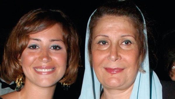 زيزي مصطفى في المستشفى.. ومنة شلبي تطمئن الجمهور