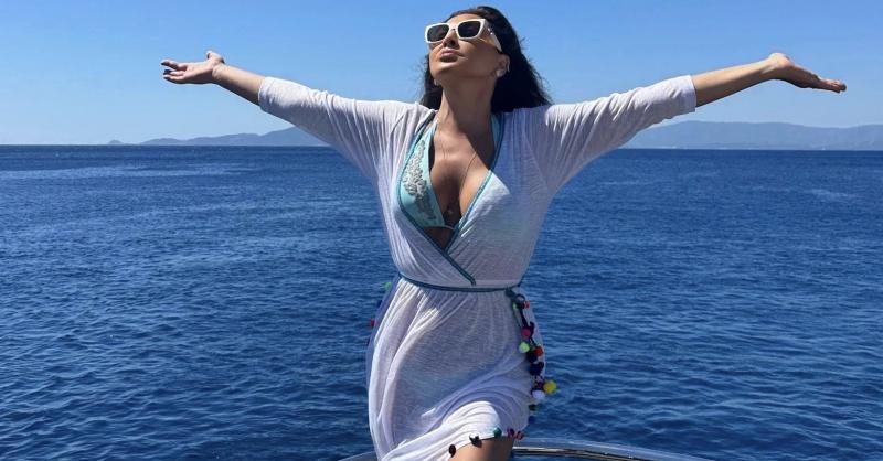 إليسا تشق البحر بعيداً عن الزعل بأقدام عارية ومكياج شمسي