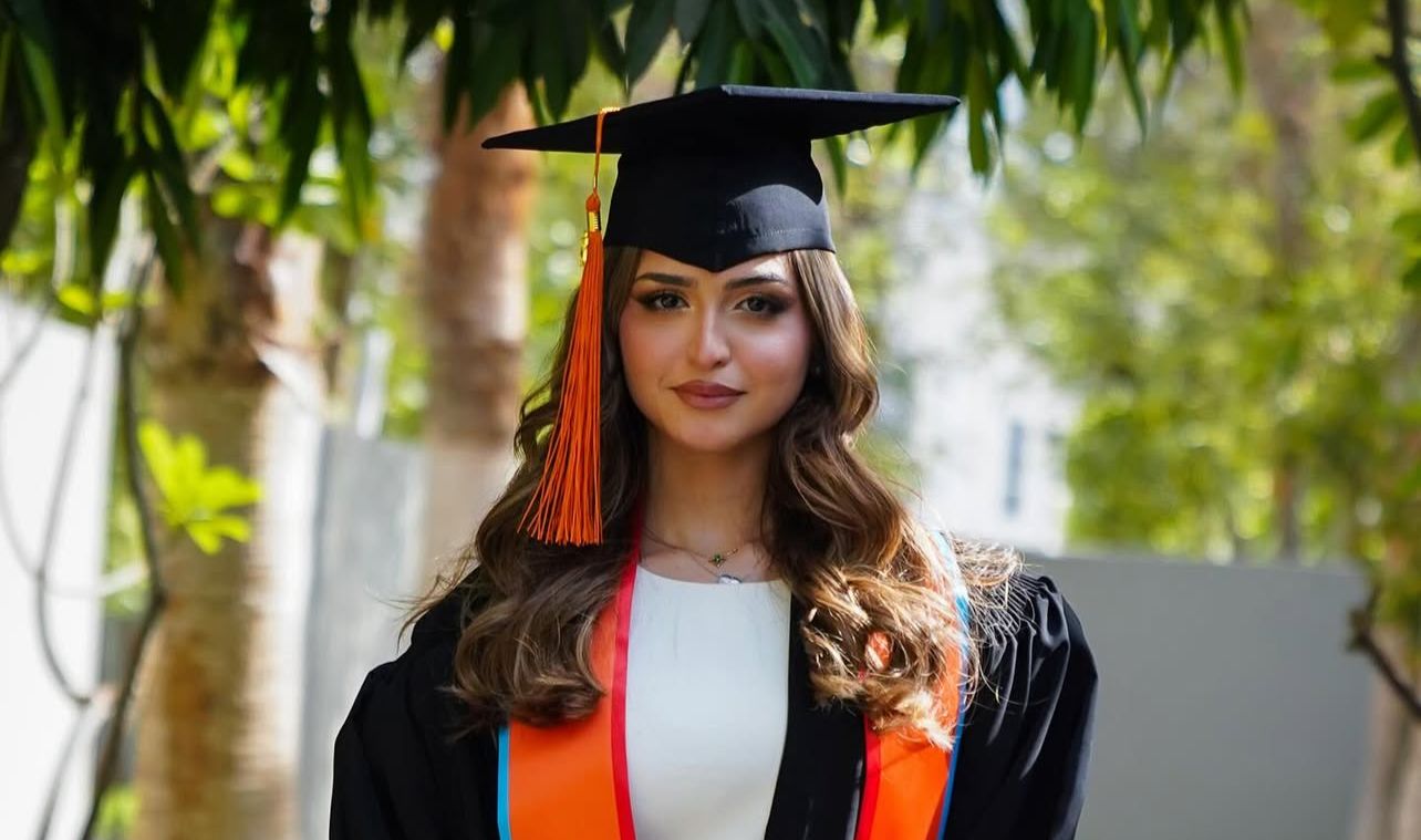 حلا الترك في حفل تخرجها توجّه رسالة لعمتها وتتجاهل والديها
