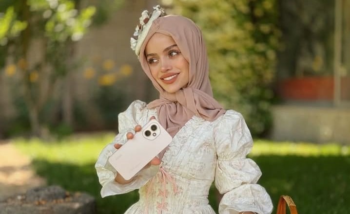عبير الصغير توزع الفرح في العيد بطريقة مبتكرة
