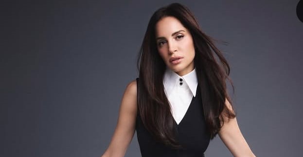 آمال ماهر بالأبيض والأسود.. أناقة حالمة من غلاف 