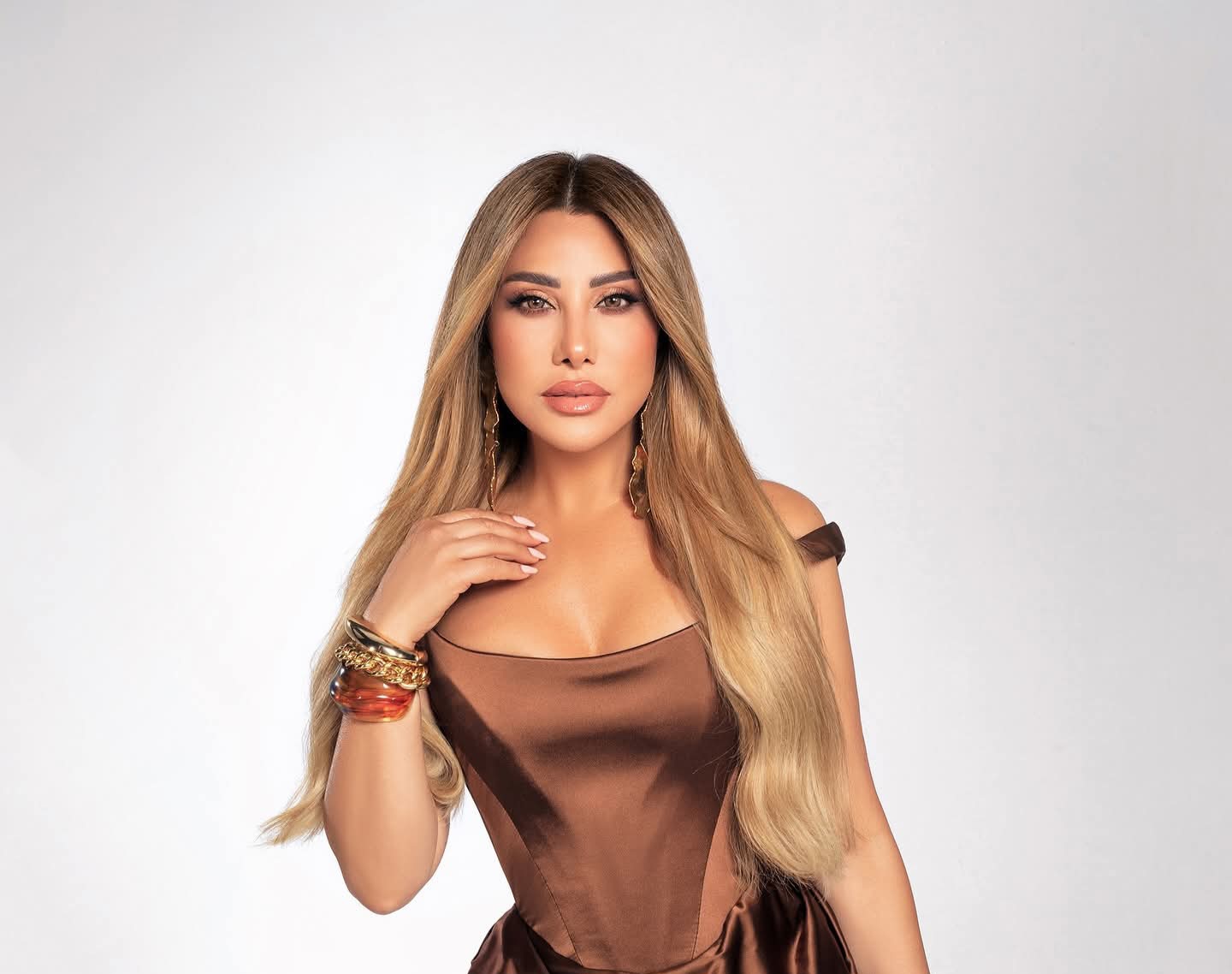 الساتان البرونزي يترجم موضة الموسم على طريقة نجوى كرم