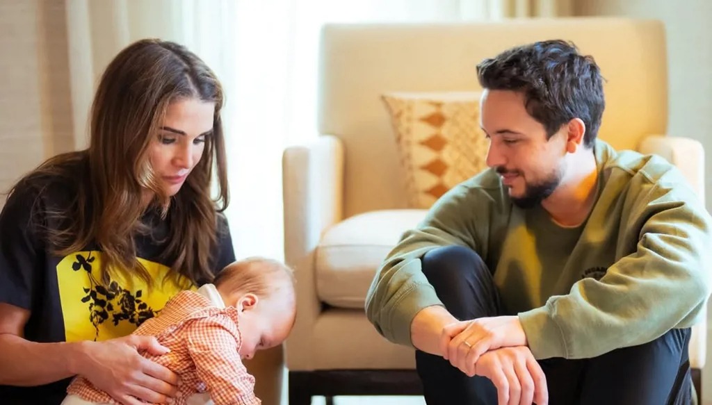 الأمير الحسين يعايد الملكة رانيا بصورة عائلية مميّزة