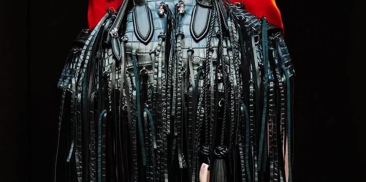 حقائب ماكوين لصيف 26..جلد وشراريب واشكال هندسية صارمة