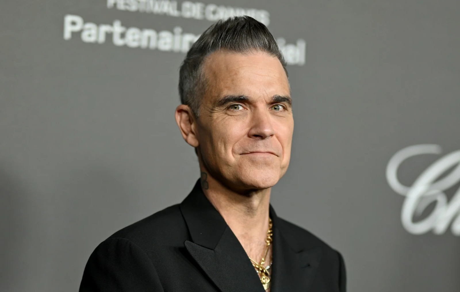 روبّي ويليامز يكشف عن تدهور بصره بسبب حقن فقدان الوزن