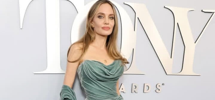 ثنائية أنجيلينا جولي وVersace عبر الزمن.. رحلة أناقة لا تنتهي