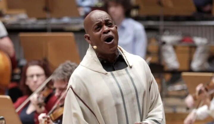 مغنٍ أوبرالي شهير يلقى حتفه طعناً.. والشرطة تعتقل نجله