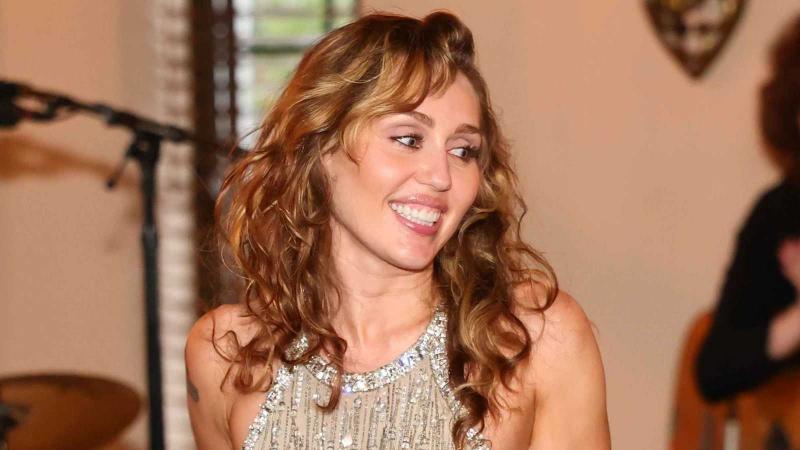 هل أعلنت مايلي سايرس خطوبتها؟ خاتم لافت يشعل التكهنات حول ارتباطها بماكس موراندو