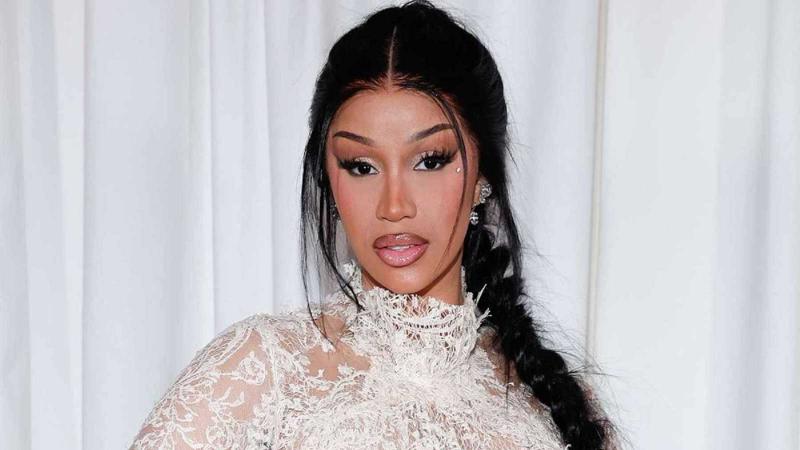 كاردي بي تحتفظ بالحبل السري لطفلها الرابع وتحوّله إلى قلادة مغطاة بالذهب