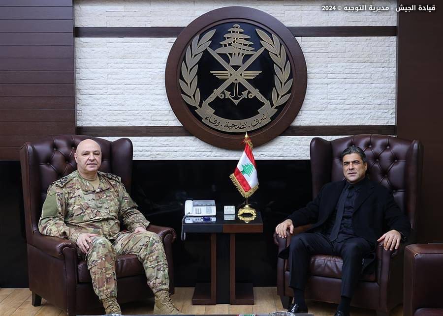 صورة وائل كفوري مع قائد الجيش تثير الجدل.. هذا ما حصل