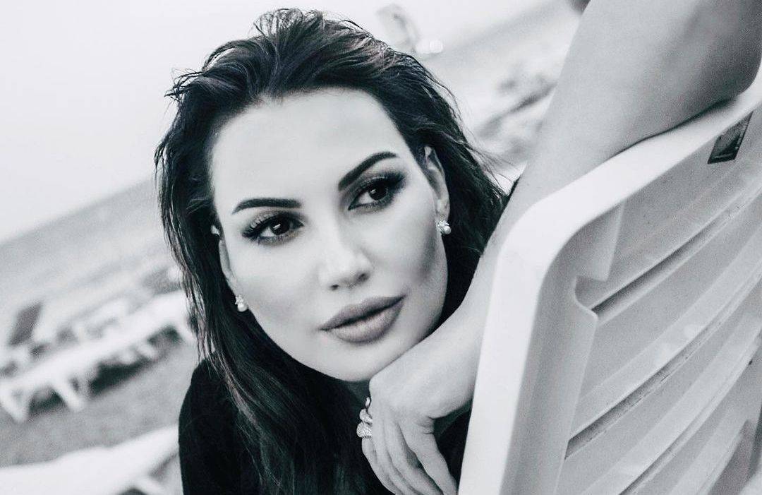 دارين حمزة تنعي والدتها: غسلتها وألبستها الأبيض...