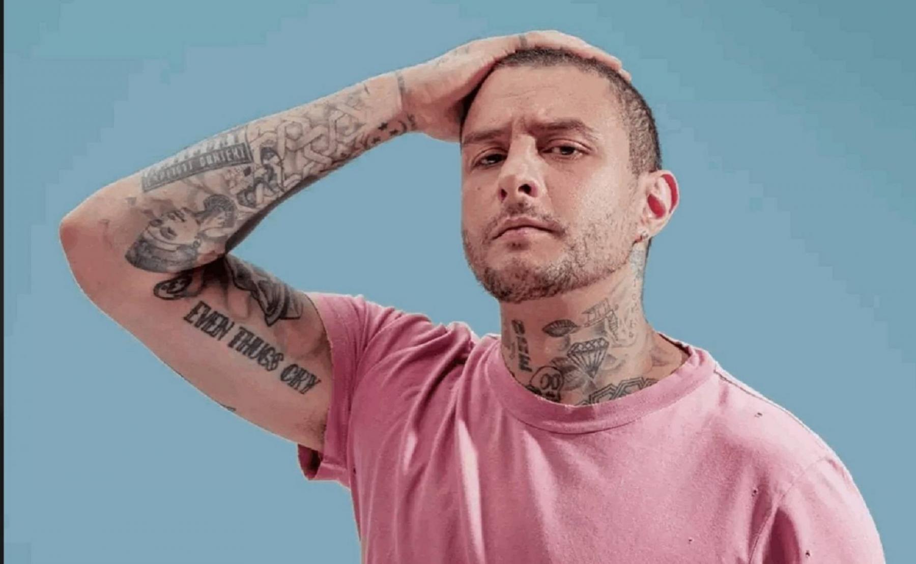 أحمد الفيشاوي يثير الجدل برقصة على المسرح بعد أيام من وفاة والدته