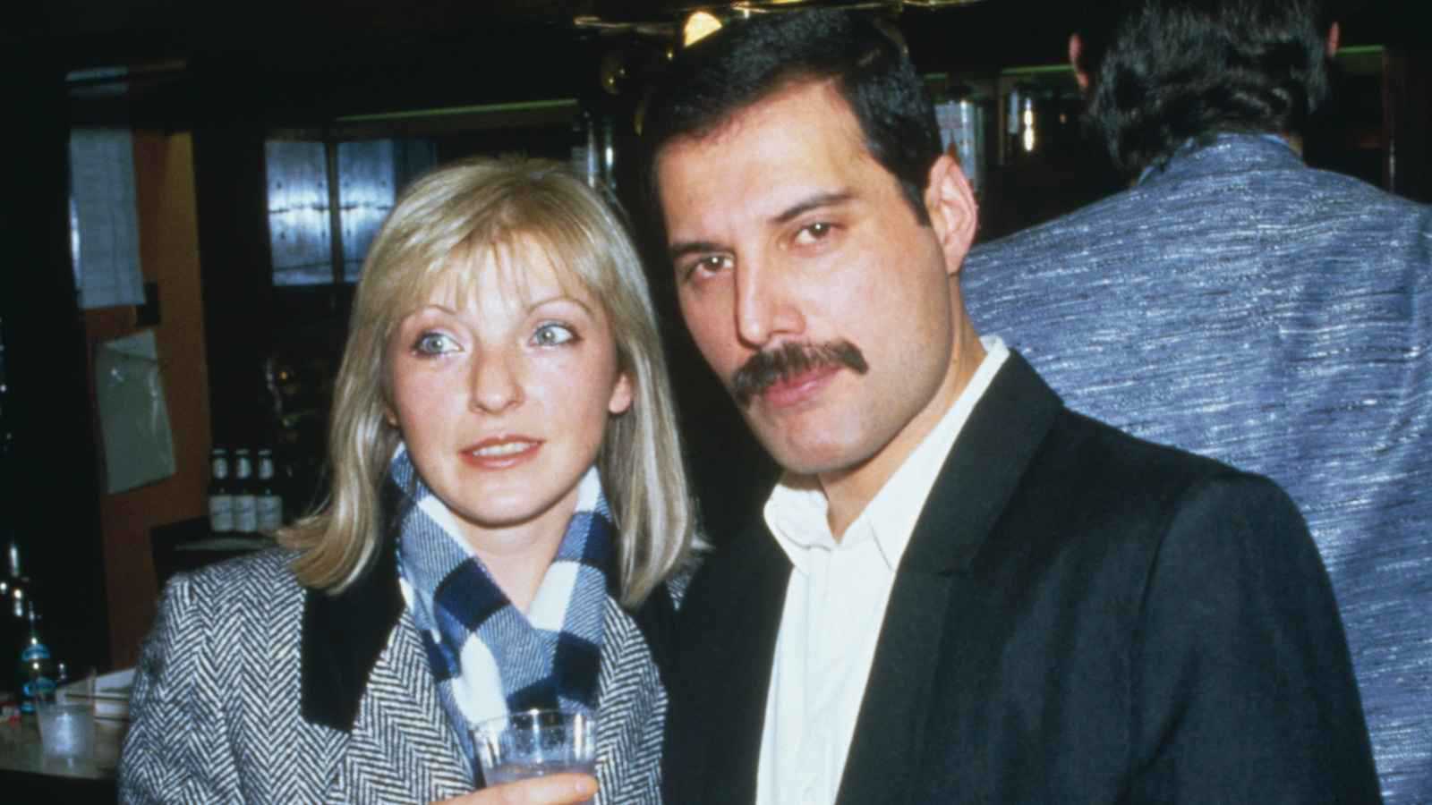 وفاة بيبي… الابنة السرية المزعومة لفريدي ميركوري تعيد فتح أكثر أسراره غموضًا