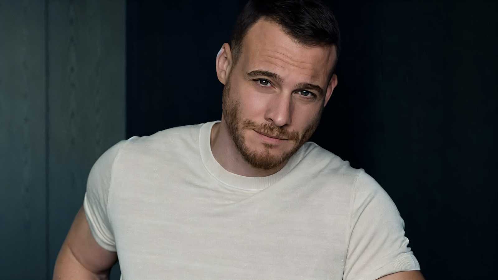 كرم بورسين يكشف عن علاقته العاطفية رسميًا بصورة رومانسية مع سيلين ياغجي أوغلو