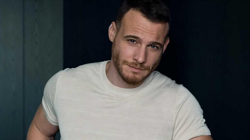 كرم بورسين يكشف عن علاقته العاطفية رسميًا بصورة رومانسية مع سيلين ياغجي أوغلو