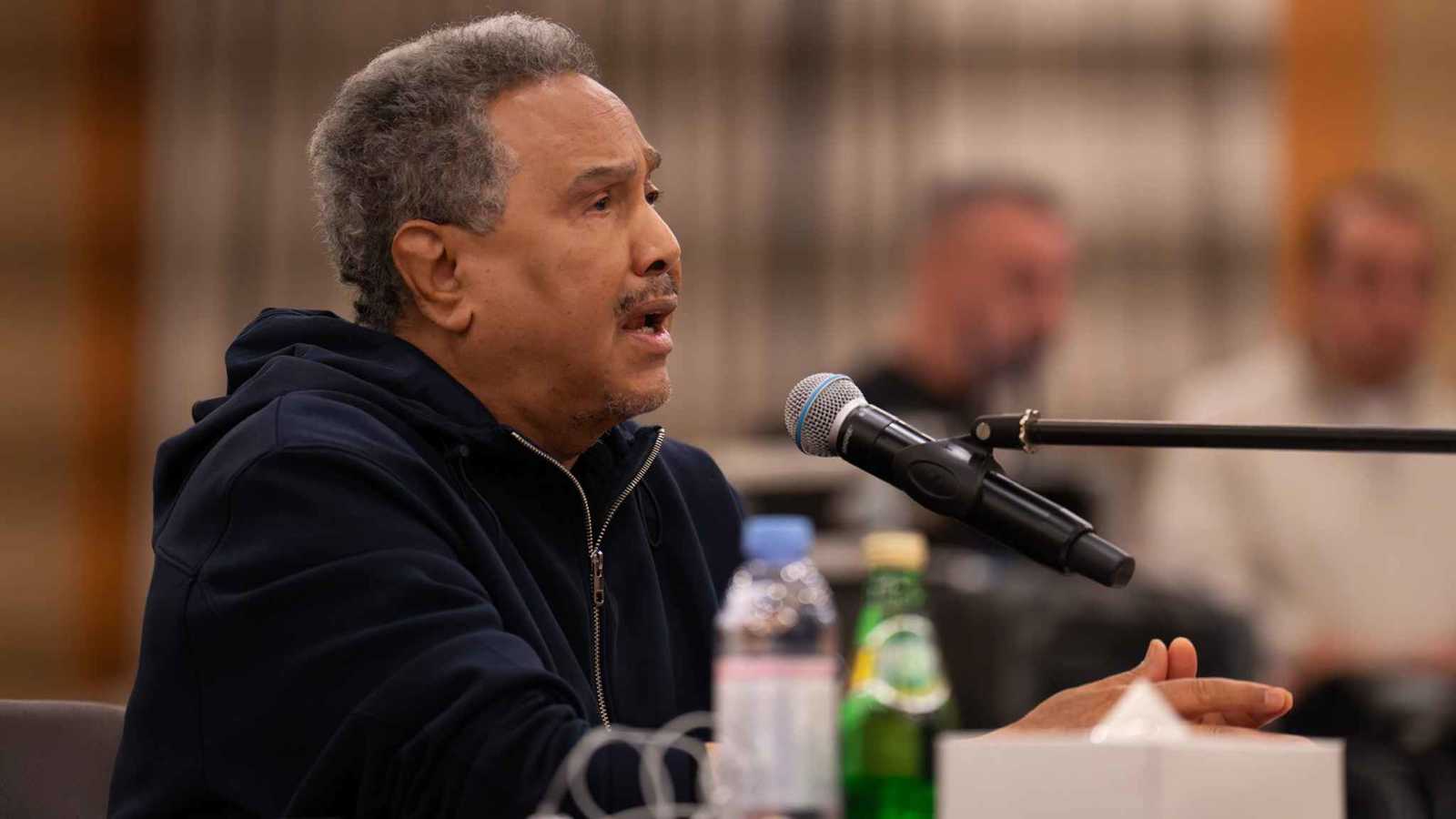 مفاجأة مؤثرة من عبدالله الرويشد لمحمد عبده خلال بروفات حفله في الكويت