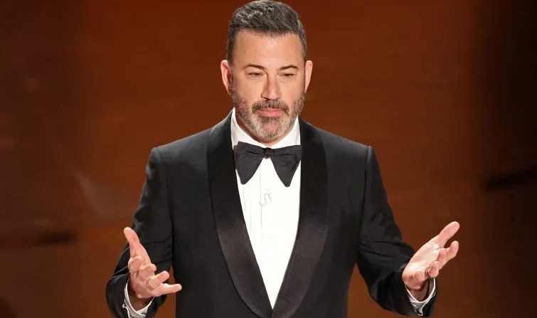 جيمي كيميل يتوج بجائزة أفضل برنامج حواري ويسخر من ترامب في خطاب الفوز