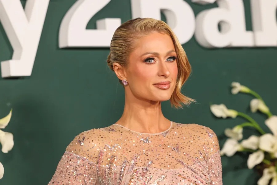 باريس هيلتون تحت قبة البرلمان: 