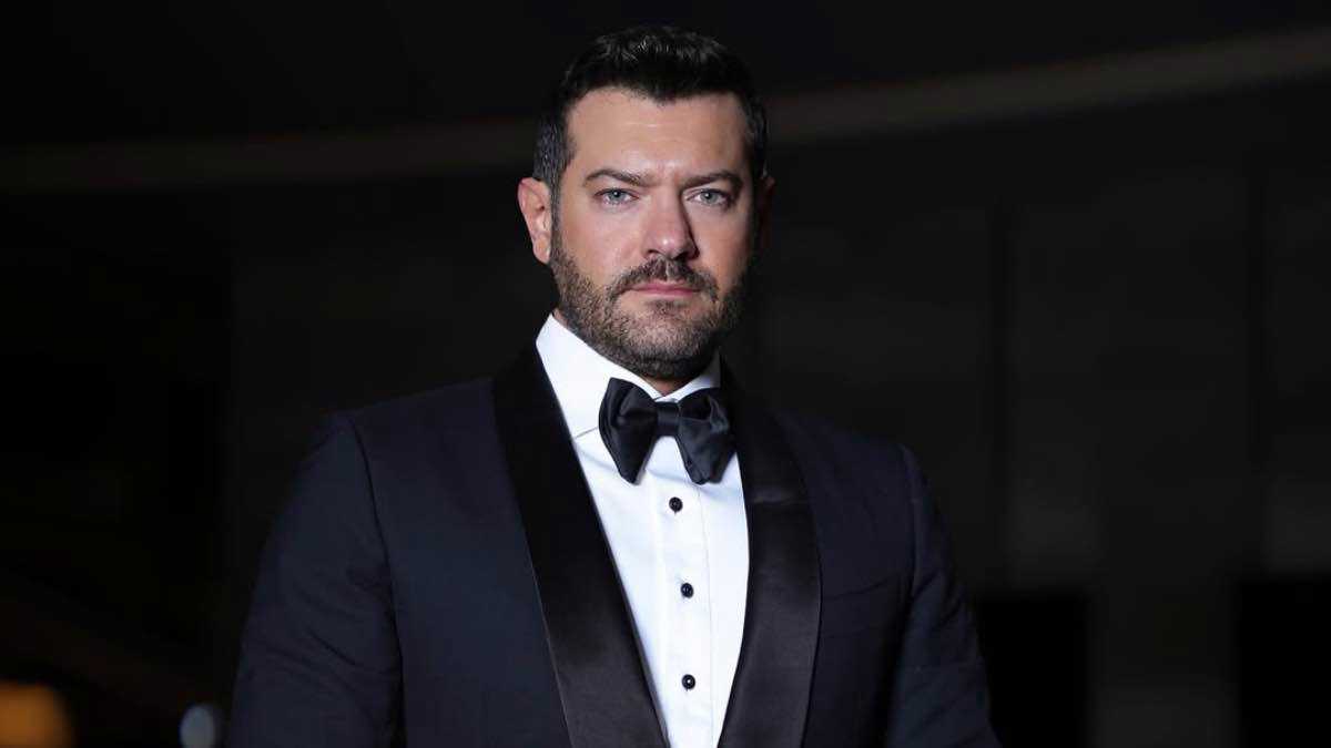 ظهور عمرو يوسف بالعكاز يثير الجدل.. ما القصة؟