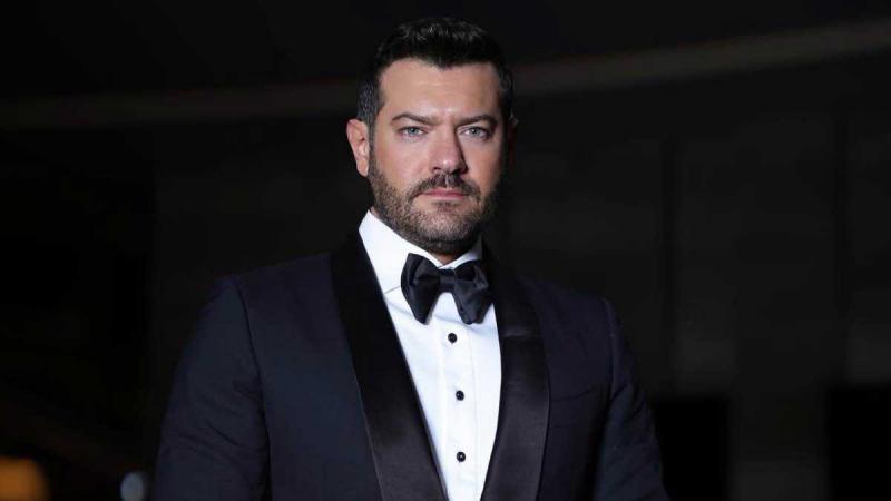 ظهور عمرو يوسف بالعكاز يثير الجدل.. ما القصة؟