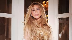 قلادة ضيقة ومقتحم مفاجئ.. نجوى كرم تتعرض لموقف غير متوقع على المسرح