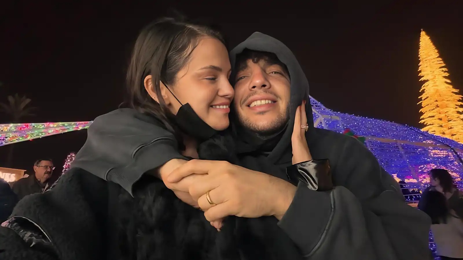 سيلينا غوميز تثير الجدل بتقبيل قدم بيني بلانكو على الهواء