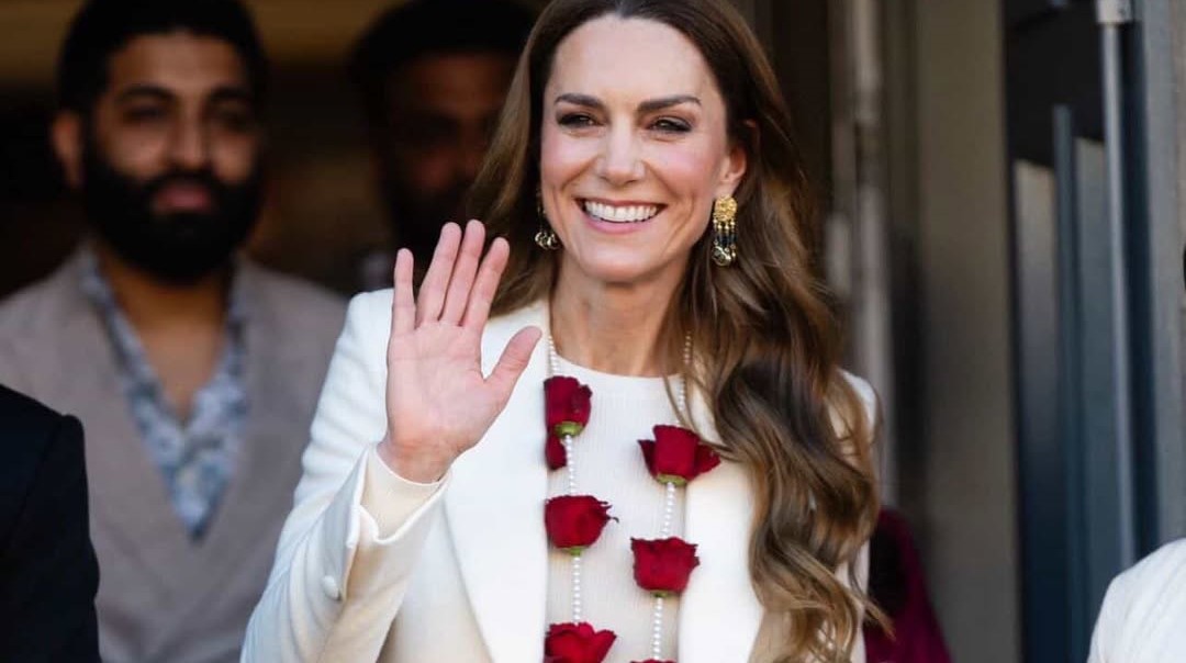 كيت ميدلتون :أناقة بسيطة ورسالة مجتمع..ترتدي المعطف العاجي للمرة الرابعة