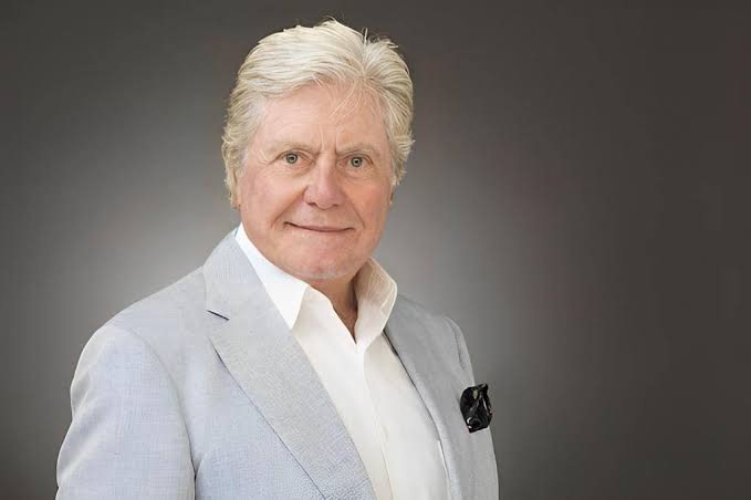 حسين فهمي يحسم الجدل حول زيجاته ومحكمة الأسرة.. ويدافع عن فيلم 