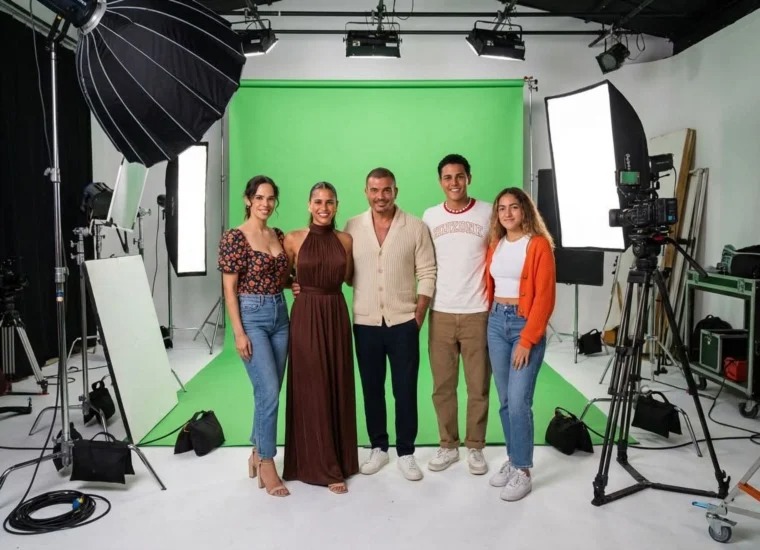 صورة عمرو دياب مع أولاده الأربعة تثير الجدل.. هذه حقيقتها