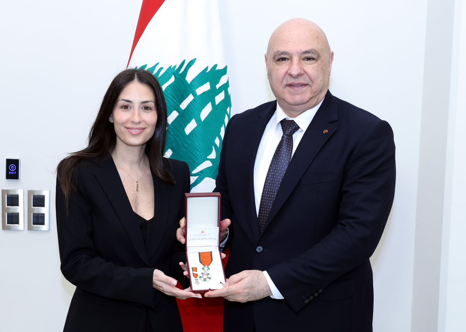 الرئيس عون  يمنح هبة طوجي  وسام الأرز الوطني