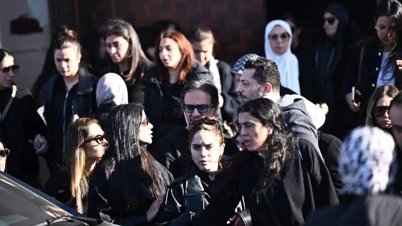 نجوم الفن يساندون مي عمر في وداع والدها