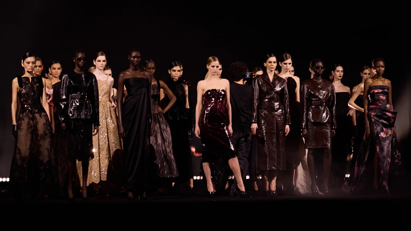 إيلي صعب خريف وشتاء 2026-2027: سيادة الجلد وسطوة الألوان الداكنة