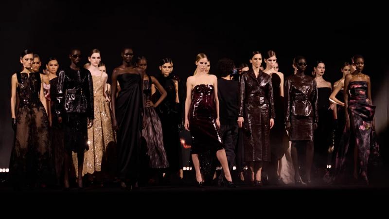 إيلي صعب خريف وشتاء 2026-2027: سيادة الجلد وسطوة الألوان الداكنة