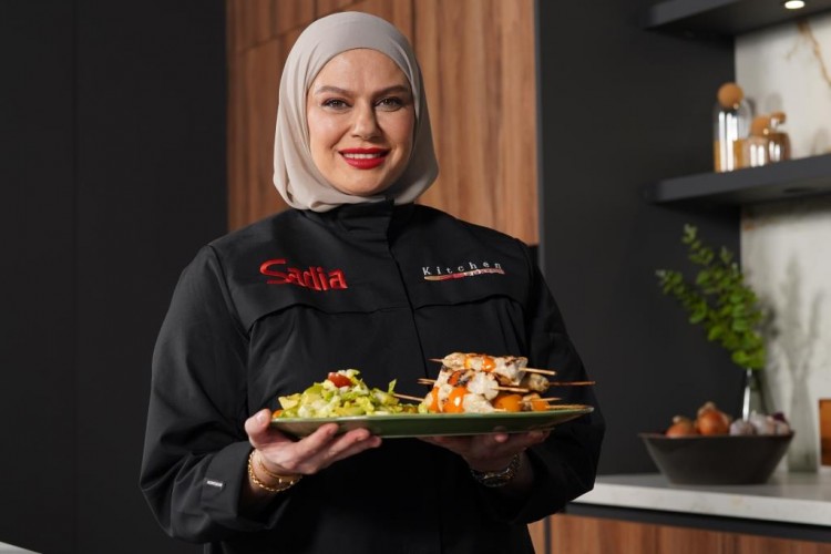 الشيف ليلى فتح الله تطمئن محبيها بعد الغارات قرب مطعمها في بيروت