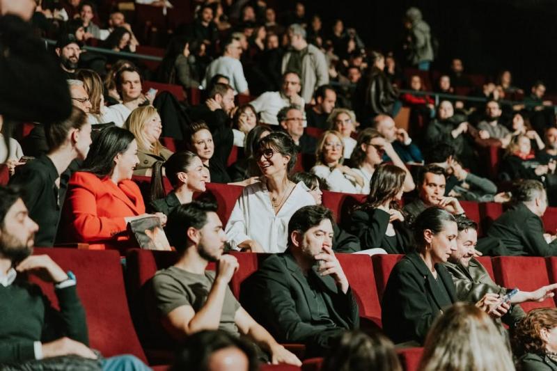 بالصور- هكذا خطفت توبا بويوكستون الأنظار في مهرجان إسطنبول السينمائي