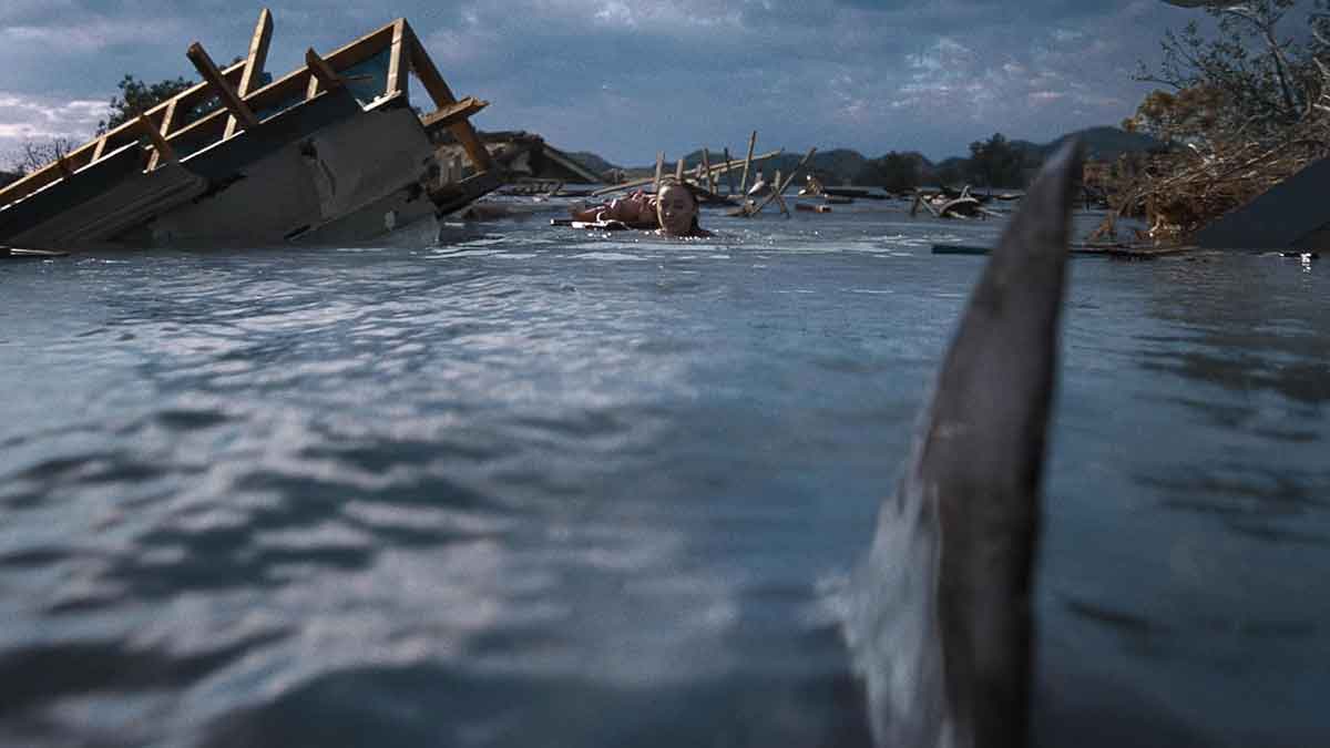 Thrash.. إعصار مدمر وأسماك قرش تقتحم اليابسة في فيلم بقاء يثير الجدل