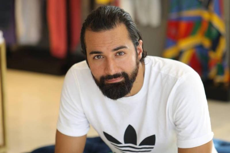 إصابة أحمد حاتم في قدمه خلال أداء مناسك الحج