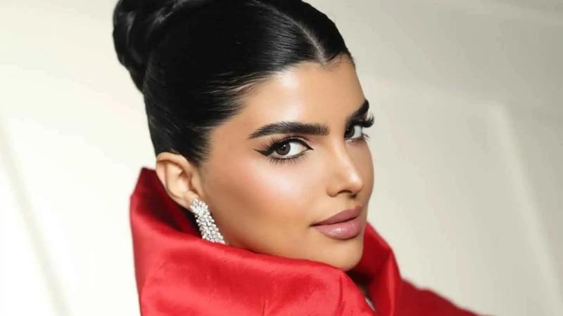 سارة الودعاني تحسم الجدل حول عودتها للحجاب