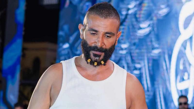أحمد سعد يثير جدلاً واسعاً بإطلالة غريبة