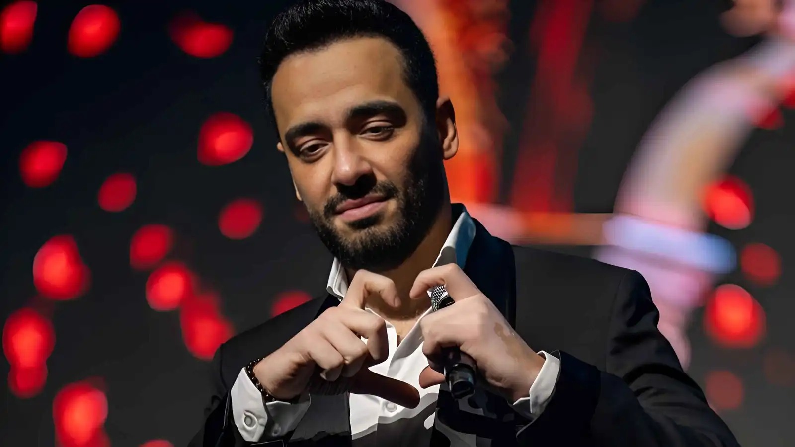 وعكة صحية مفاجئة تؤجل تحضيرات حفل رامي جمال في دبي