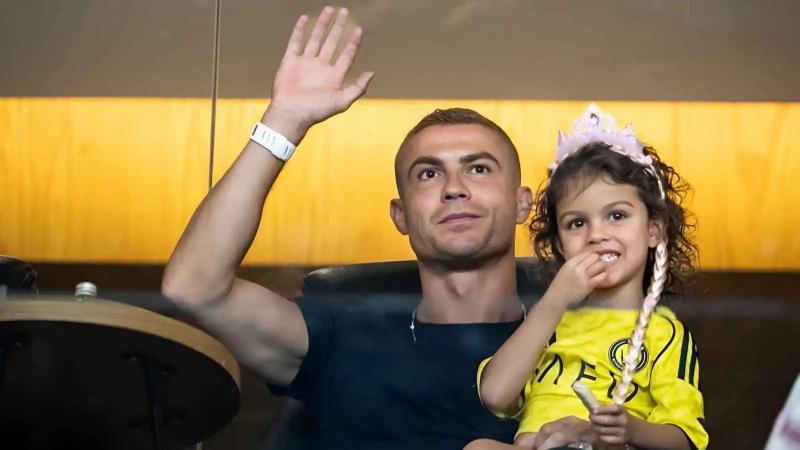 لقطة رومانسية.. جورجينا تصب القهوة لرونالدو في مدرجات النصر